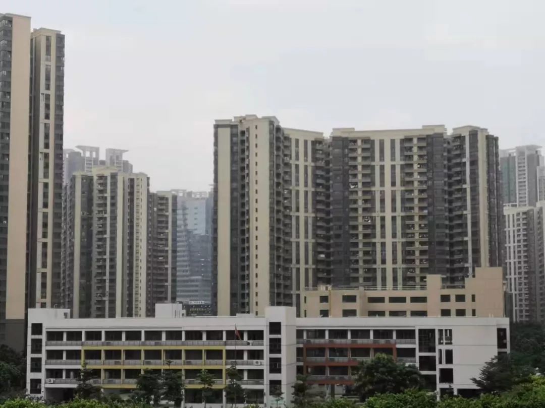 只要學生的監(jiān)護人在鹽田學區(qū)內自有產權房