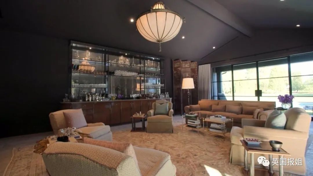 所以每個戶型都設(shè)計(jì)了足夠?qū)挸ǖ年柵_