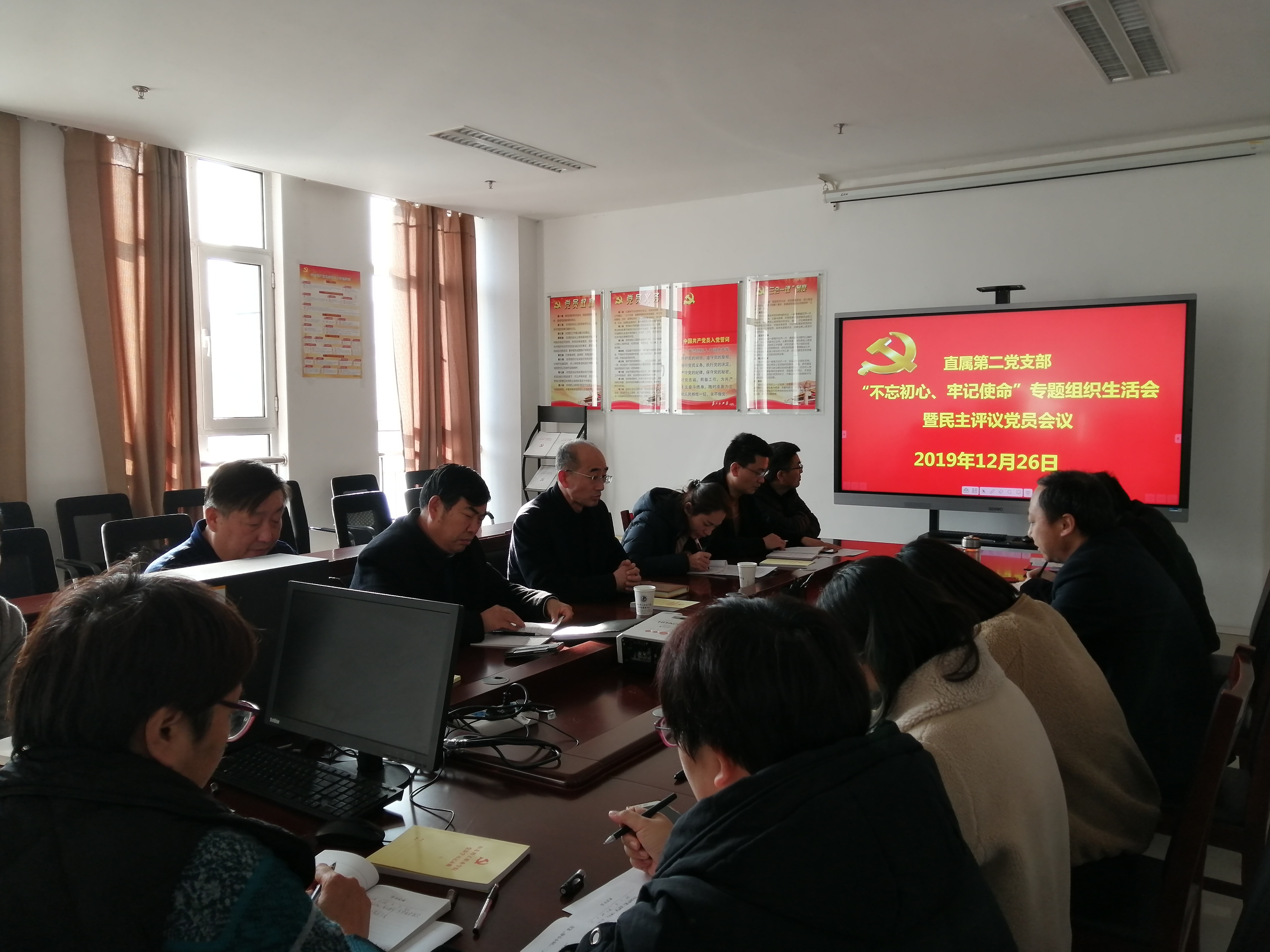 組織各職能部門(mén)成立專題研究小組綜合研判