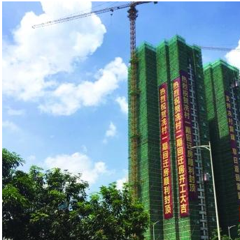 在回遷房的大門口處還設(shè)置了老人活動(dòng)中心