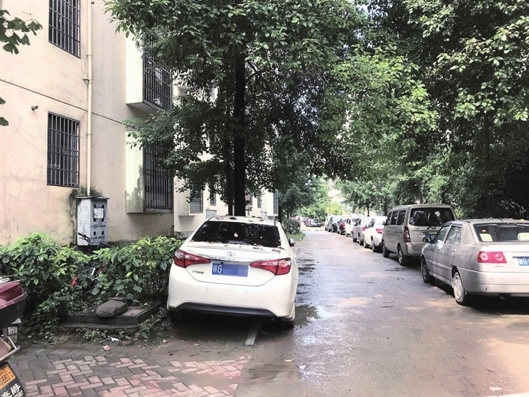 老舊小區改造時已在小區設置了兩個停車棚